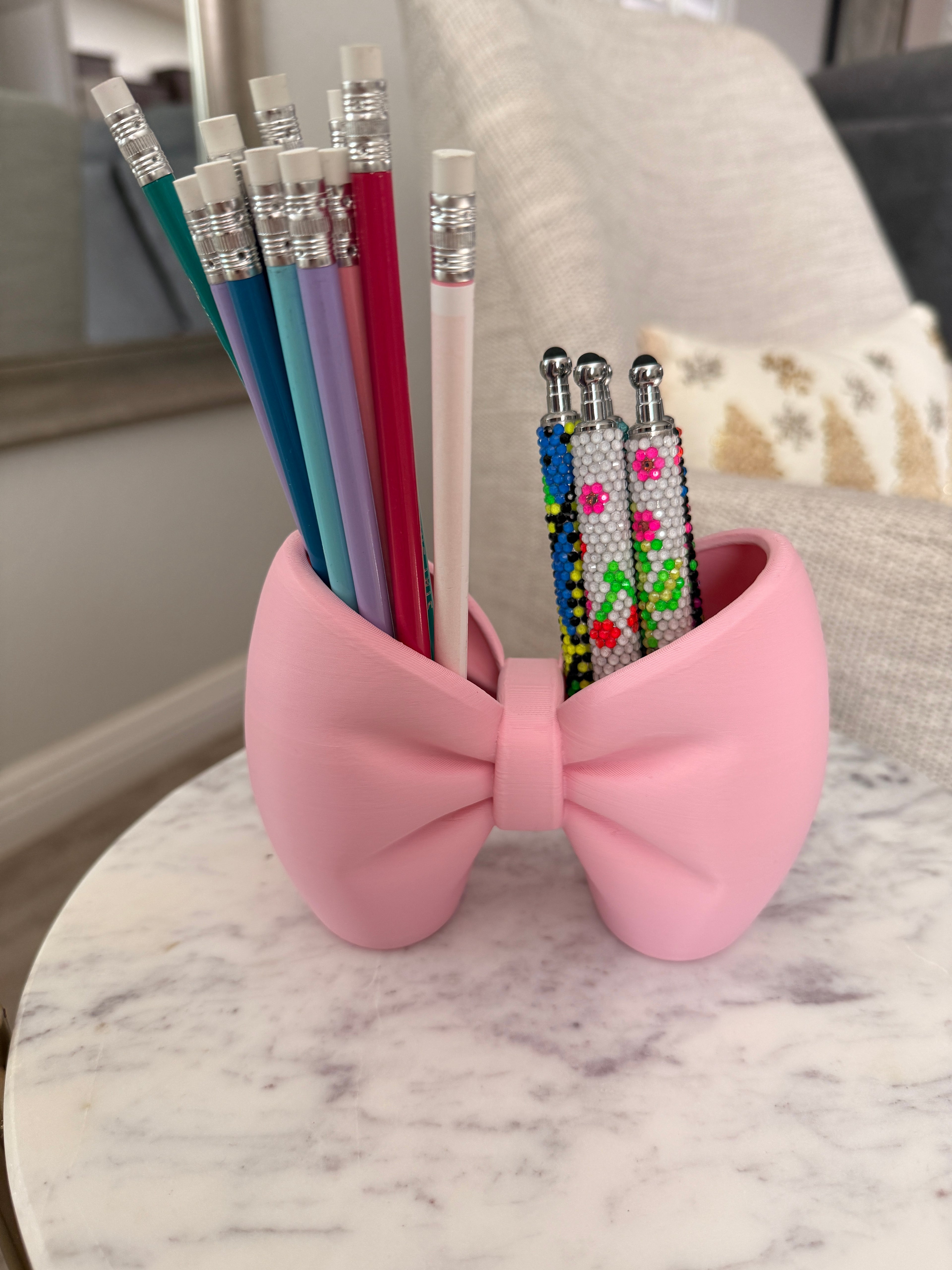 Bow pen/brush holder